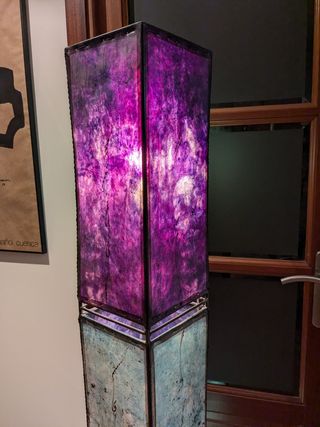 Lámpara de pie africana, de piel y metal