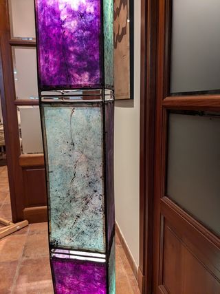 Lámpara de pie africana, de piel y metal