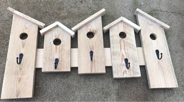 Percha de casitas de madera. 59x32 cm.