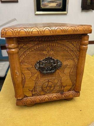 Baul de madera labrado