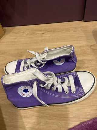 Zapatillas estilo converse moradas 