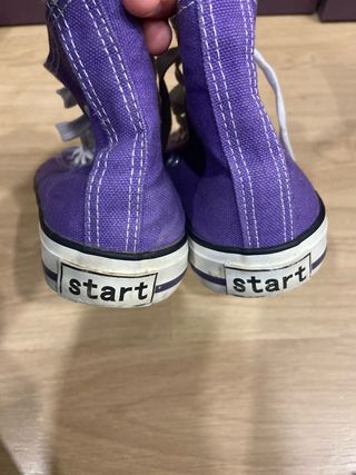 Zapatillas estilo converse moradas 