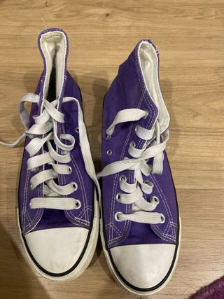 Zapatillas estilo converse moradas 