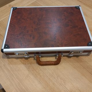 MALETIN CON CUCHILLOS Y CUBIERTOS