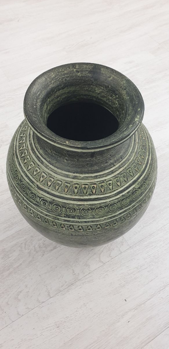 Vasija de barro artesanal