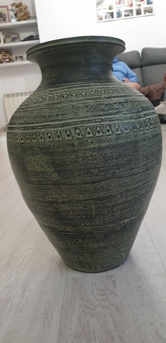 Vasija de barro artesanal