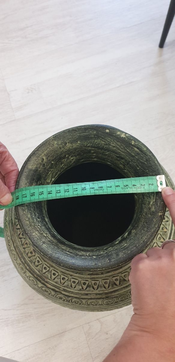 Vasija de barro artesanal