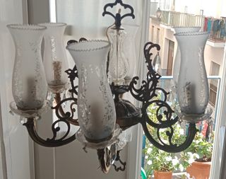 Lámpara antigua de metal y cristal