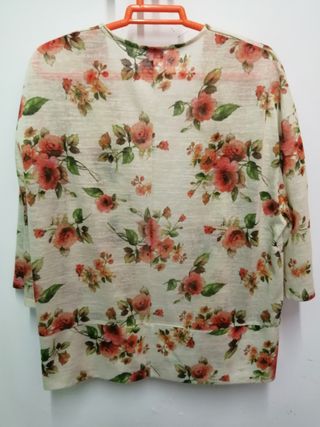 Chaqueta de flores. Marca: Antea
