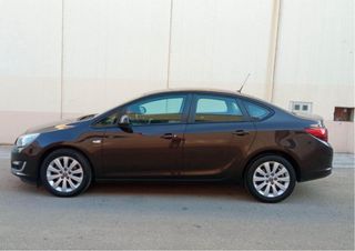 Opel Astra sedan 2013