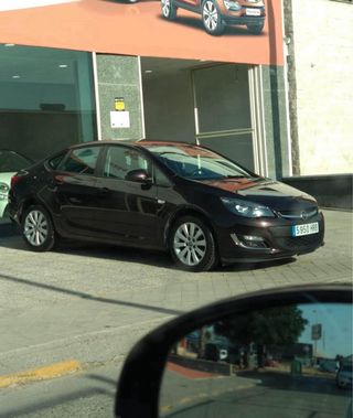 Opel Astra sedan 2013