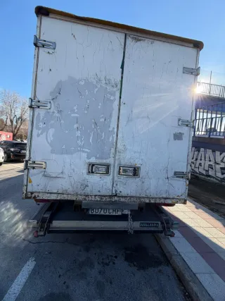 Nissan Atleon con plataforma elevadora 2003