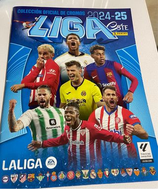 Albúm de la liga de panini con 32 cromos de futbol