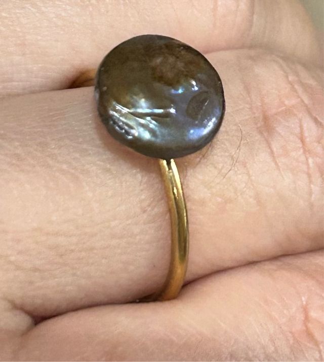 Anillo de acero y perla marrón plana
