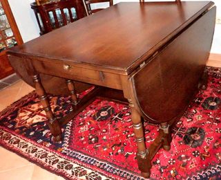 Mesa ovalada de roble macizo con alas abatibles