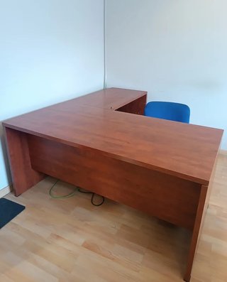 Escritorio de madera esquinero en buen estado