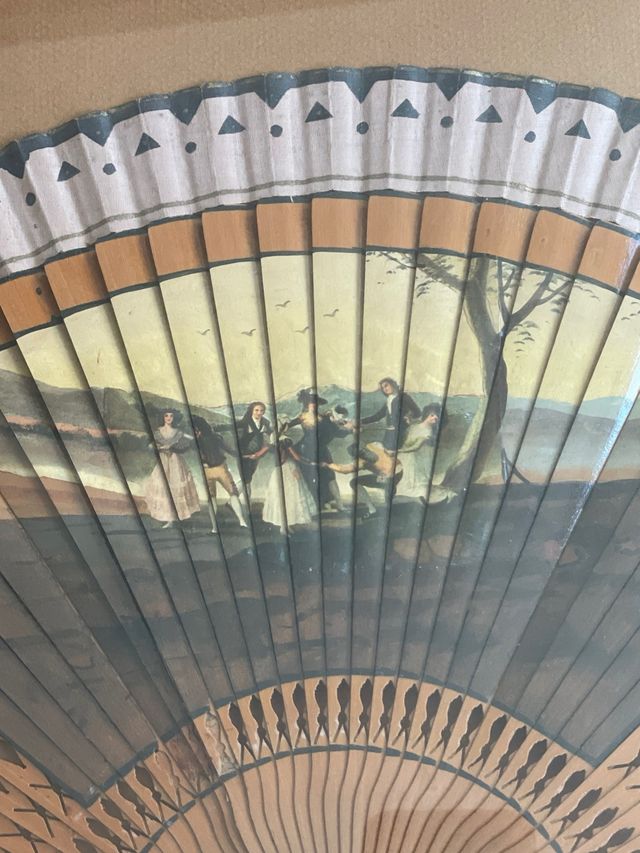 Antiguo abanico con escena goyesca