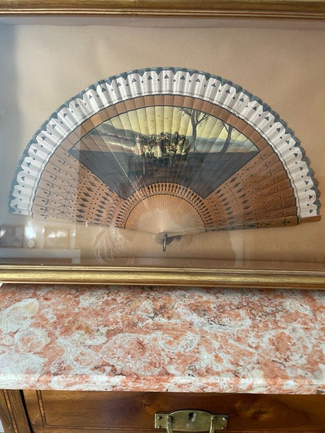 Antiguo abanico con escena goyesca