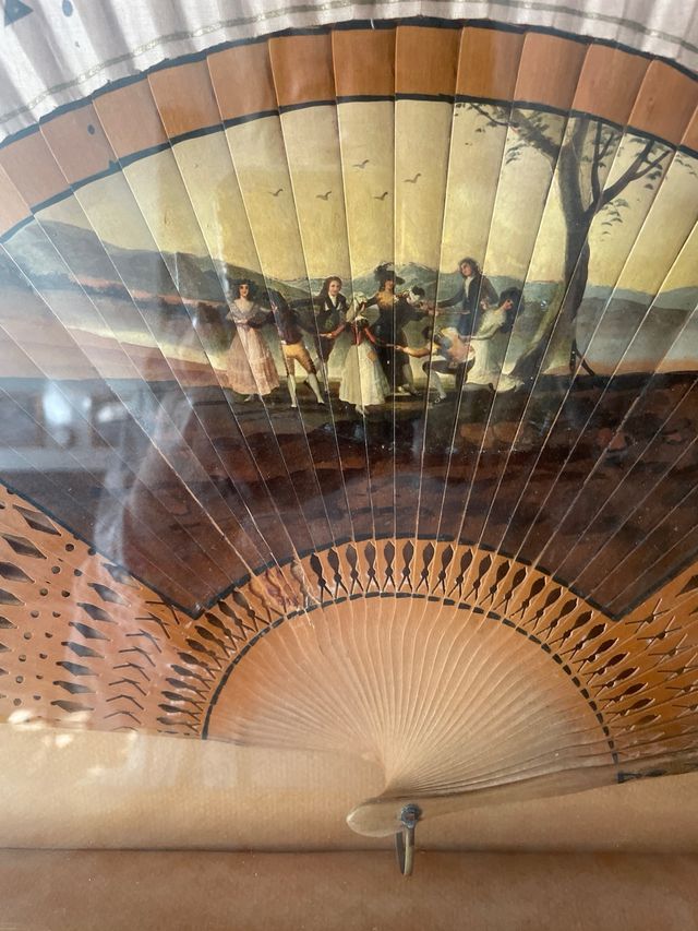 Antiguo abanico con escena goyesca