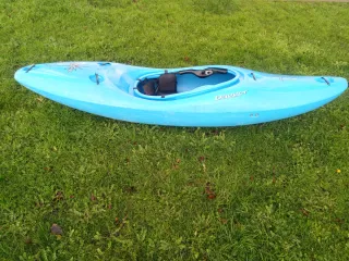 Se vende kayak de aguas bravas Dagger.