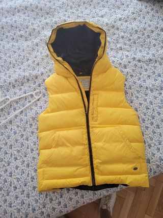 Chaleco plumas amarillo.