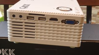 Proyector QKK 4500 Lumens