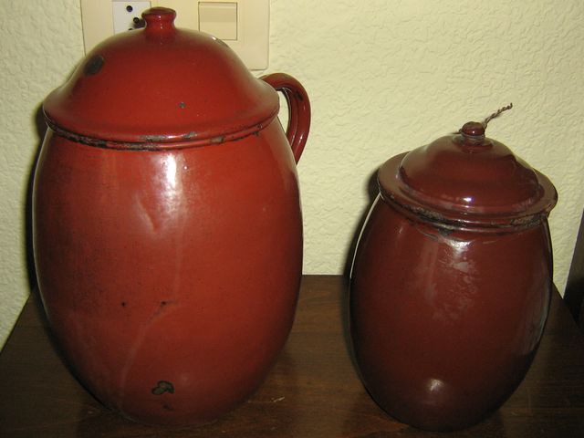 Pucheros de porcelana (Albacete capital)