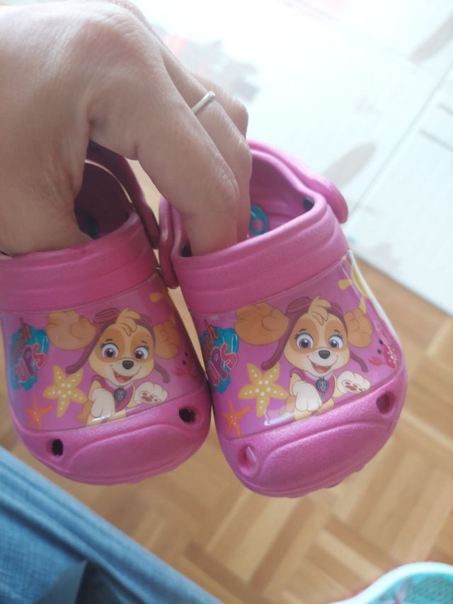 Zapatillas bebe tipo crocs