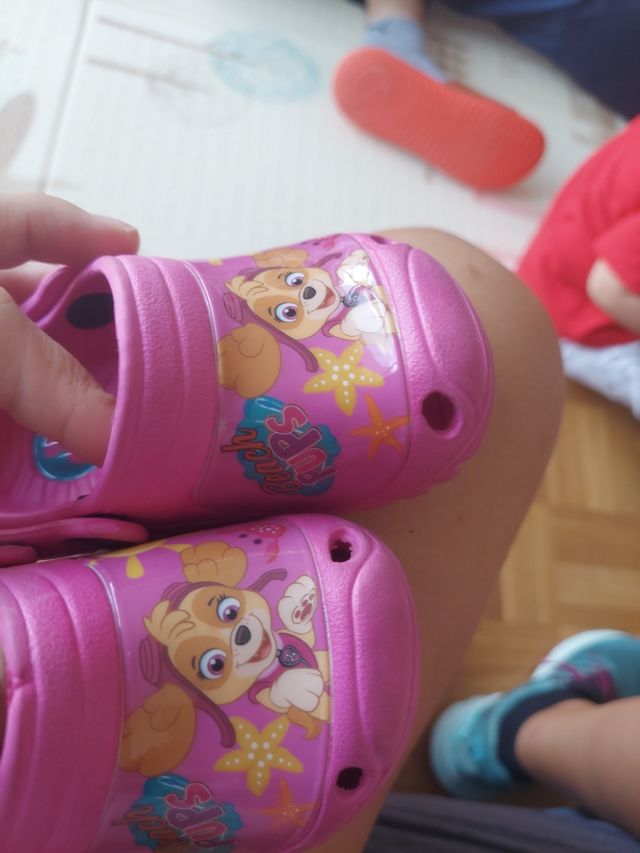 Zapatillas bebe tipo crocs