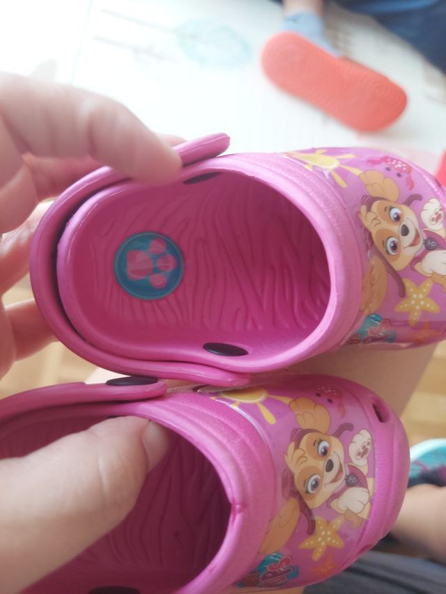 Zapatillas bebe tipo crocs