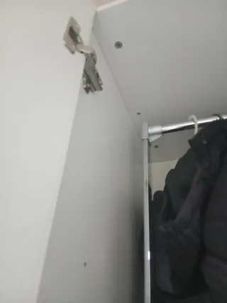 Colgador/ barra abatible para armarios