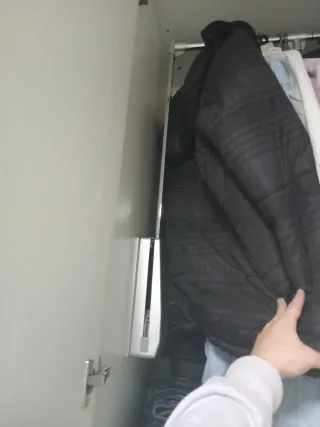 Colgador/ barra abatible para armarios