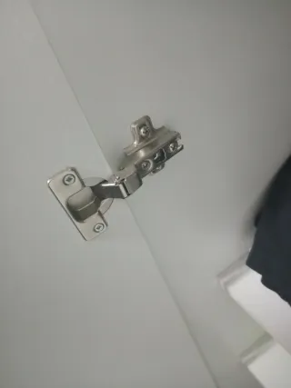 Colgador/ barra abatible para armarios