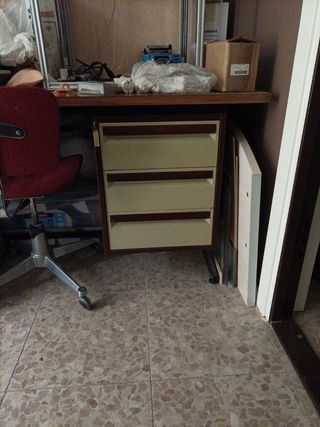 Escritorio de metal-madera cajones a ambos lados 
