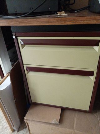 Escritorio de metal-madera cajones a ambos lados 