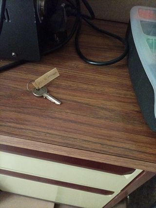 Escritorio de metal-madera cajones a ambos lados 