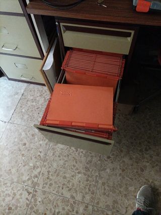 Escritorio de metal-madera cajones a ambos lados 