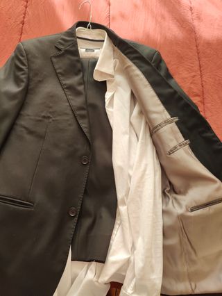 Traje completo y camisa.