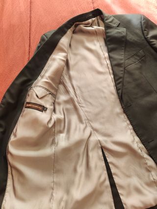 Traje completo y camisa.
