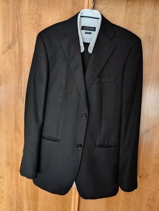 Traje completo y camisa.