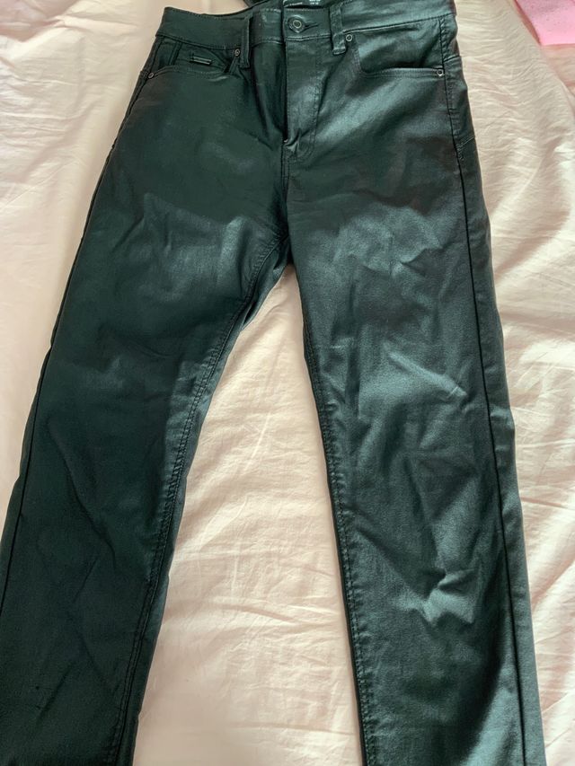 Pantalon efecto piel negro