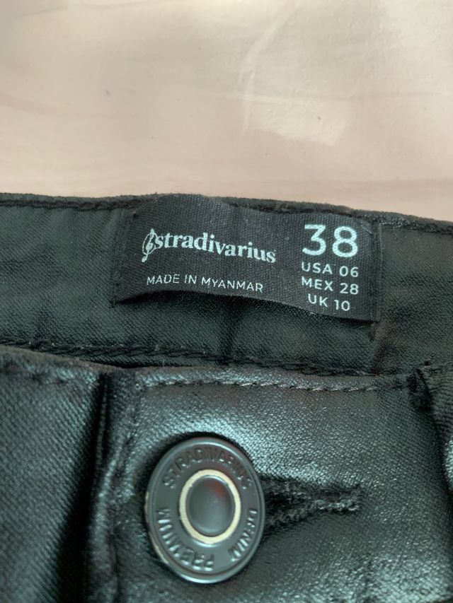 Pantalon efecto piel negro