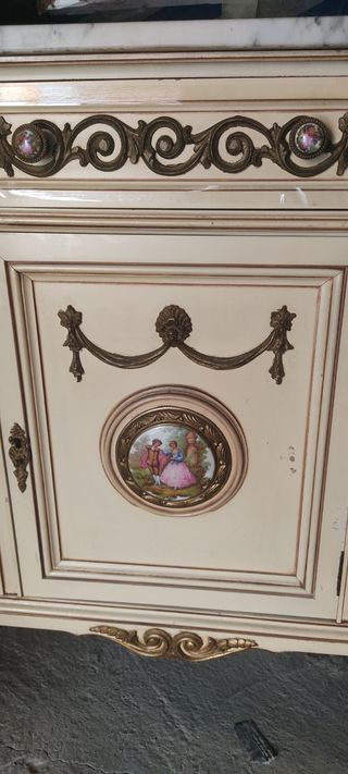 Mueble de madera antiguo tipo colonial con adornos