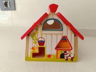 Granja  madera con figuras geométricas