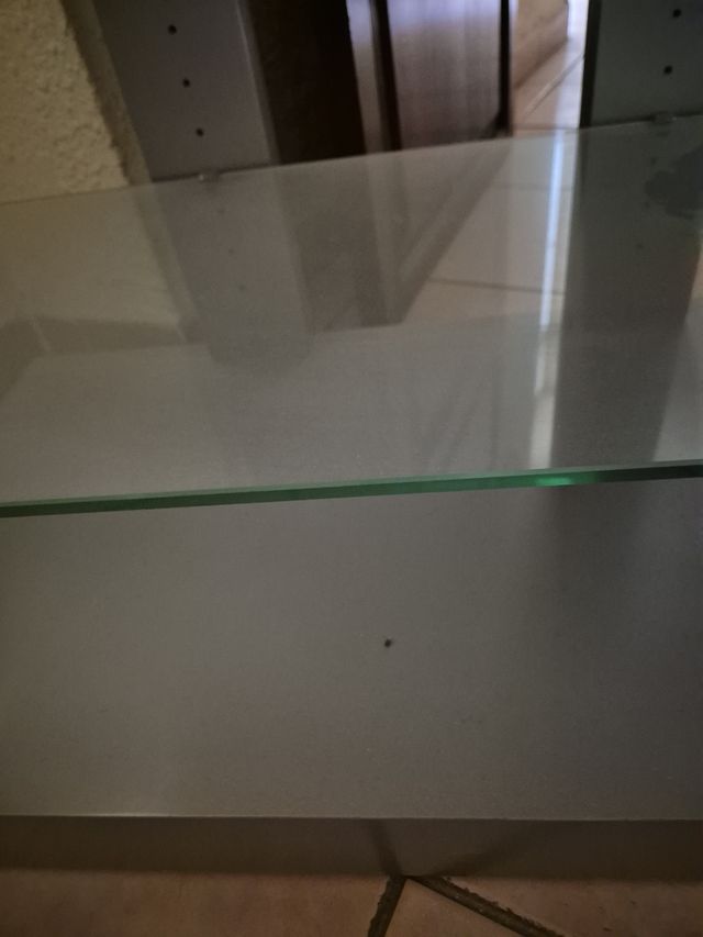 Mesa plateada de cristal y madera