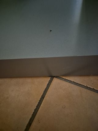 Mesa plateada de cristal y madera