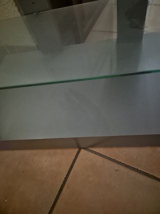 Mesa plateada de cristal y madera