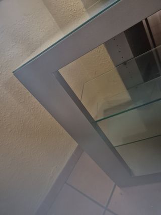 Mesa plateada de cristal y madera