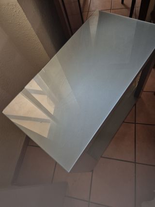 Mesa plateada de cristal y madera