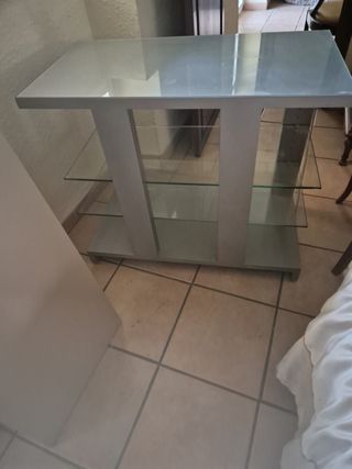 Mesa plateada de cristal y madera